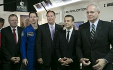 Bourget 2017 : Signature entre Jean-Yves Le Gall et Monsieur LIGHTFOOT, administrateur de la NASA en présence du Président de la République et de Thomas PESQUET